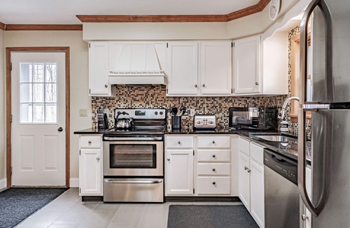 Bethel House | Snowy Owl - Dog friendly, Cozy Cape, 3 bedroom, 2 bath on dead end road!