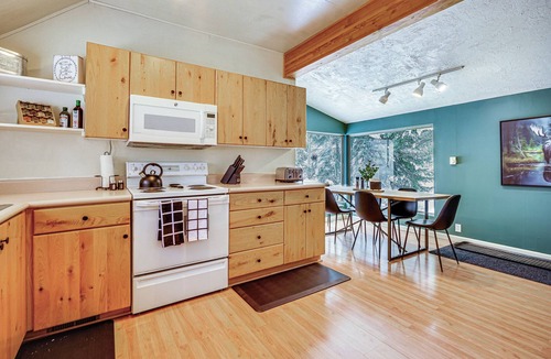 Salt Lake Mountain Resorts Cabin | Solitude Mountain Cabin: Creek-Side View & Hot Tub