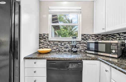 Southside House | SoSo Coastal Retreat – Walk to Intracoastal & Downtown