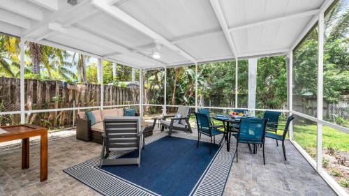 Southside Villa | SoSo Coastal Retreat Walk to Intracoastal & Downtown