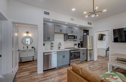 Country Club Park House | SoSo Orchid Cottage - Cozy, Tropical Guest House