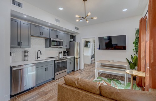 Country Club Park House | SoSo Orchid Cottage - Cozy, Tropical Guest House