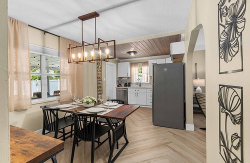 Parkside Villa | Spacious 1-bedroom house in charming Hollywood with large fenced back yard.