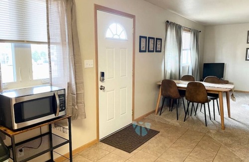 Laramie Apartment | Spacious 2 BDRM/sleeps 6