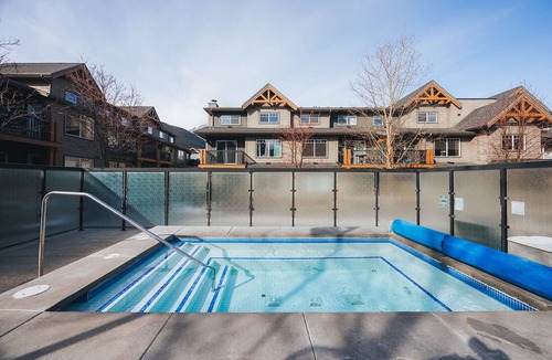 Dead Man's Flats Apartment | Spacious 2 bedroom 2 bathroom: sleeps 8/AC/pets ok/hot tub/near Banff