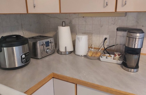 Colwood House | Spacious 2-bedroom Suite with parking and AC