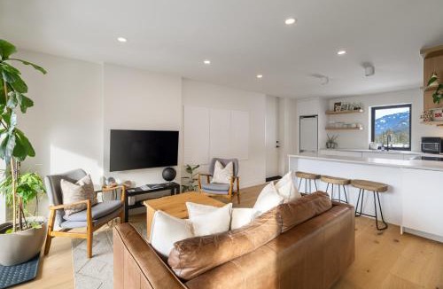 Sea to Sky Highway House | Spacious 2BR Retreat, Scenic Views, Modern & New