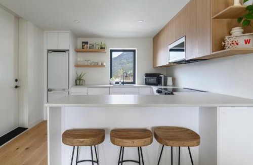 Sea to Sky Highway House | Spacious 2BR Retreat, Scenic Views, Modern & New