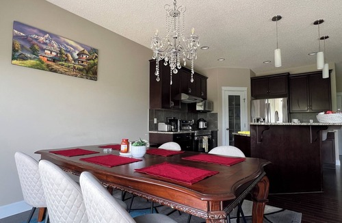 Ellerslie House | Spacious 3 Bedroom Retreat near Edmonton Airport, South Common Mall & More