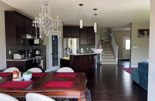 Ellerslie House | Spacious 3 Bedroom Retreat near Edmonton Airport, South Common Mall & More