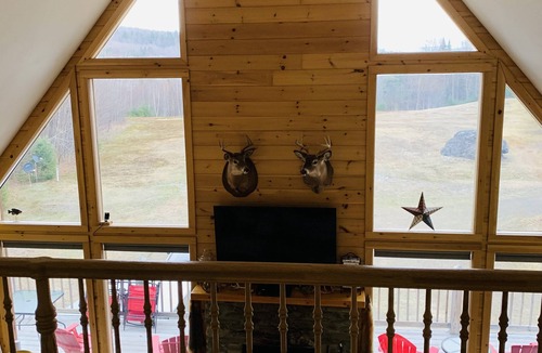 Pittsburg House | Spacious 3-Level Cabin Retreat-Sleeps 10, Wrap Around Deck, Peaceful and Private