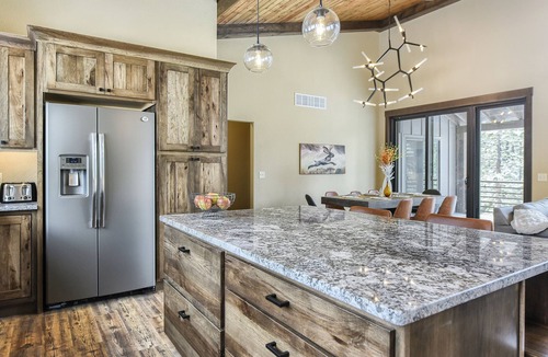 Deadwood Cabin | Spacious 3600 sq. ft. Cabin w/Hot Tub, Great Amenities & Clubhouse w/Pool!
