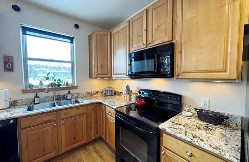 Winter Park Condo | Spacious 3BR, Perfect Downtown location w/Pool, Hot tub, & Shuttle Access