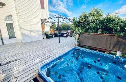 Northeast Edmonton House | Spacious 3BR Retreat w-Hot Tub Ravine Sleeps 9