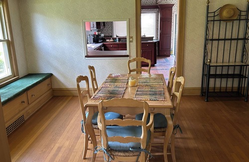 Lorain County House | Spacious 4-bdrm house & Lake view sitting area in backyard & lake access nearby