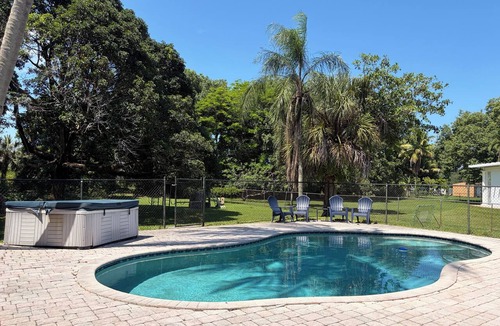Davie House | Spacious 4-bedroom house Pool and Tiki Hut in adorable Davie 20 Min to World Cup