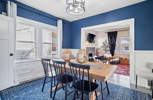 Cuyahoga Falls House | Spacious 4 Bedroom Sleeps 10 with Sauna and Hot Tub