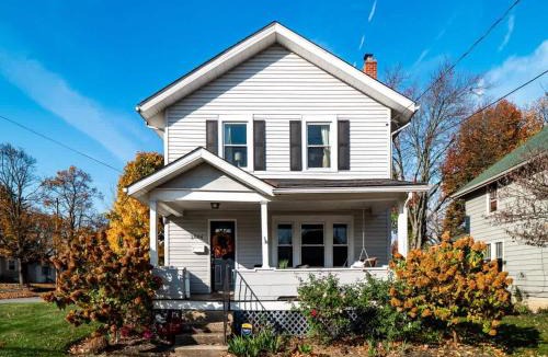 Cuyahoga Falls House | Spacious 4 Bedroom Sleeps 10 with Sauna and Hot Tub