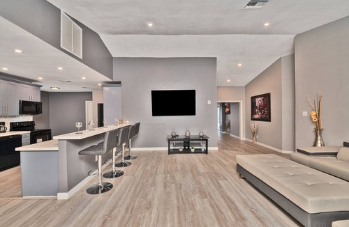 Miramar House | Spacious 4 bedrooms, 2 bathroom house with pool