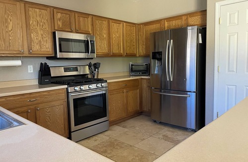 Parkway House | Spacious 4bd/3.5 bath house, Quiet Albuquerque Neighborhood