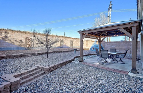 Parkway House | Spacious 4bd/3.5 bath house, Quiet Albuquerque Neighborhood