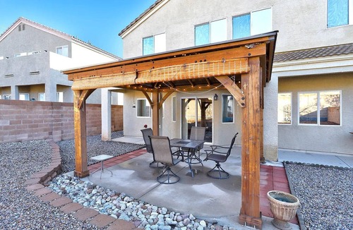 Parkway House | Spacious 4bd/3.5 bath house, Quiet Albuquerque Neighborhood
