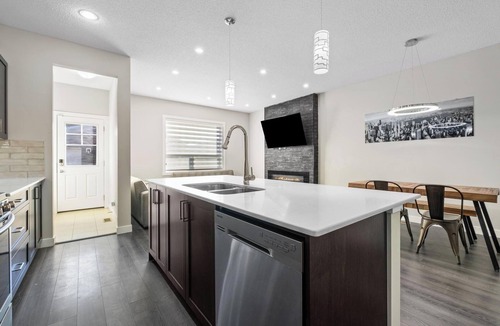 Calgary House | Spacious 4BR/2.5BA Home Retreat in Cornerstone! Pet Friendly!