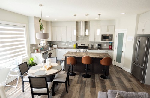 Southeast Edmonton House | Spacious 5-Bed Retreat Family-Ready Sleeps 12