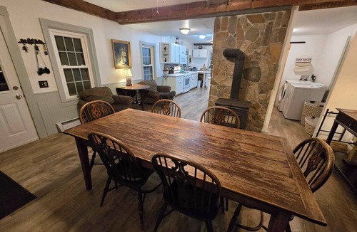 Arlington House | Spacious 5 Bedroom Hot Home Game Room Patio Fire Pit Yard Ski Bromley Stratton