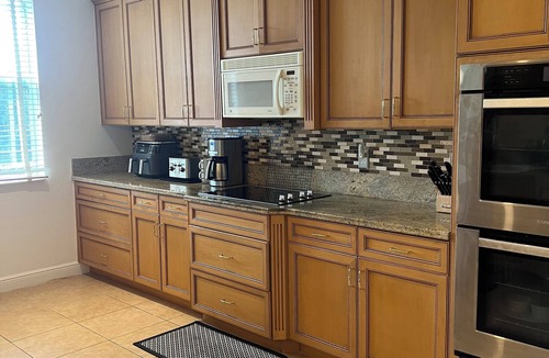 Jog Road House | Spacious 5-bedroom house enjoyable Wellington with WiFi, AC in gated community