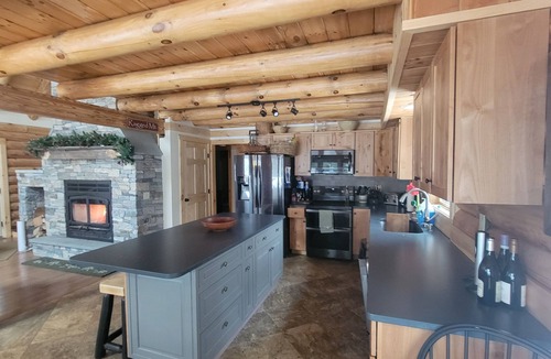 Hebron House | Spacious 5 bedroom semi-private lakefront log cabin on Newfound Lake