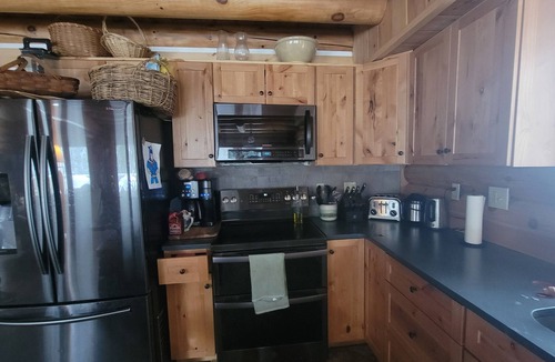 Hebron House | Spacious 5 bedroom semi-private lakefront log cabin on Newfound Lake