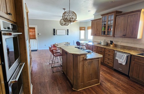 Cheyenne House | Spacious 5-bedroom Western retreat perfect for your family's holidays.