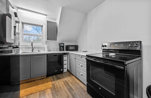 Bartlett House | Spacious 5BR Retreat - Duplex close to Attitash