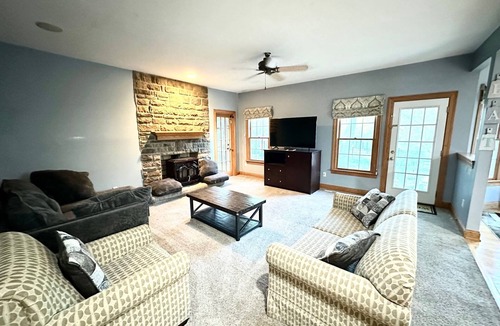 Hudson House | Spacious 6-bedroom house with AC in Hudson