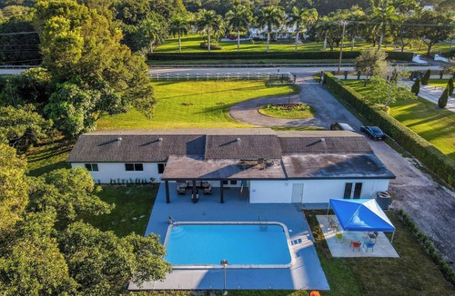 Southwest Ranches Villa | Spacious 7-bedroom house in delightful Southwest Ranches with AC