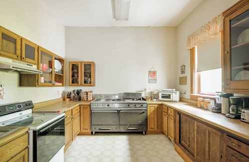 Richford House | Spacious 7 bedroom.Jay peak has a waterpark. Canoe and kayaking across the road.