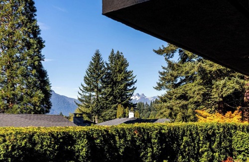 Upper Lonsdale House | Spacious 7BR Oasis | Ocean View | Near Everything