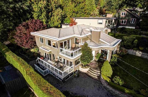 Upper Lonsdale House | Spacious 7BR Oasis | Ocean View | Near Everything