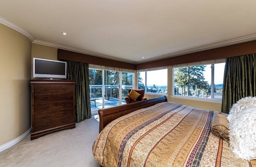 Upper Lonsdale House | Spacious 7BR Oasis | Ocean View | Near Everything