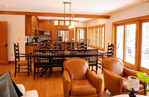 Lincoln House | ✨ Spacious 9BR Retreat | 5.5BA | ⛷ Ski Shuttle | 🐾 Pets | 🎮 Games | 🔥 Fire Pit