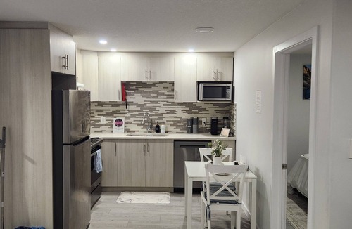 West Edmonton House | Spacious and Beautiful Guest Suite in West Edmonton Near WEM