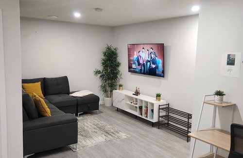 West Edmonton House | Spacious and Beautiful Guest Suite in West Edmonton Near WEM