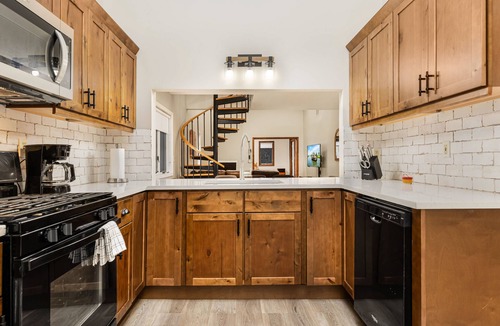 West Dover House | Spacious and Comfortable 4+2 bedroom chalet With private Hot Tub and Sauna