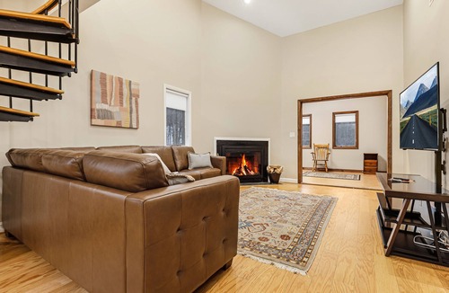 West Dover House | Spacious and Comfortable 4+2 bedroom chalet With private Hot Tub and Sauna