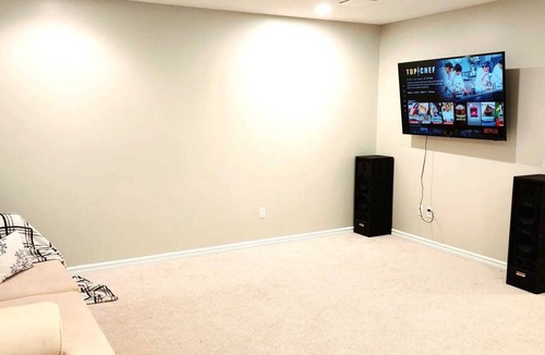 West Edmonton House | Spacious Basement Suite| Near WEM| River Cree| Free Parking