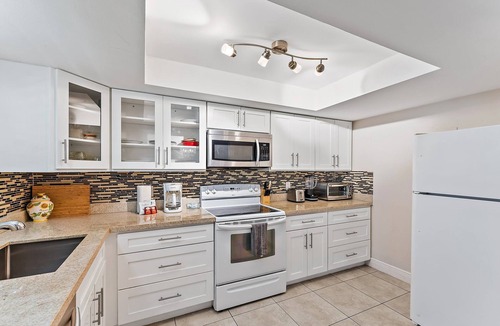 Singer Island Apartment | Spacious Beach Apt Walking Distance to Everything