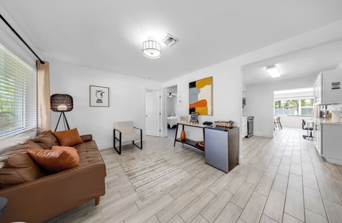North Andrews Gardens House | Spacious Beach Vacation Getaway w/Backyard BBQ - 10mins to Beach/FLL Airport