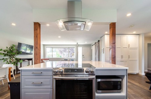 Southwest Edmonton House | Spacious & Central | Hot Tub | AC | Sleep 12 |Yard