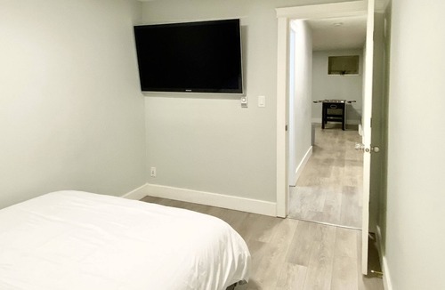 Saanich West House | Spacious, Centrally Located, Sleeps up to 7